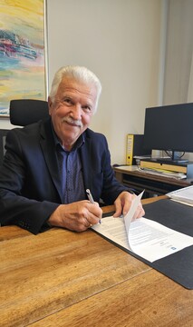 Župan Milan Bogatič med podpisovanjem pristopne izjave